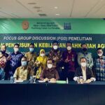 Kepala Puslitbang Kumdil Mahkamah Agung Republik Indonesia Andi Akram membuka kegiatan Focus Group Discussion  Penelitian tentang Pedoman Penyusunan Kebijakan Mahkamah Agung